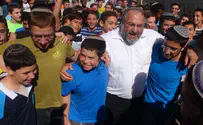צפו: החברים מקבלים את פני חתן התנ"ך