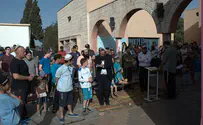 שבוע לחילול בית הכנסת, "עומדים בראש מורם"