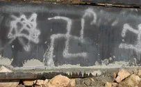 פריז: צלבי קרס על מכולת כשרה