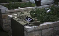Bereaved Parents Fight PM, Ya'alon Over Grave