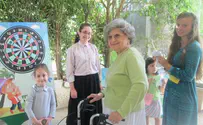 Jerusalem Grandparents Teach Children to Play 'Old-School'