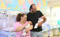 שבוע אחרי הלידה פגשה היולדת את התאומים