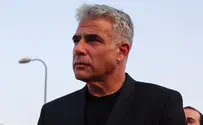 לפיד קורץ ימינה     