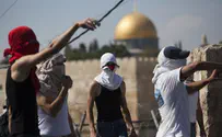 Arabs Attack Police in Jerusalem's Old City
