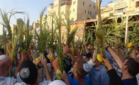 Thousands Defiantly Attend Early Morning Service at Kotel