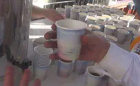 צילום: יוני קמפינסקי שתייה חמה למתפללי הותיקין בכל יום ויום