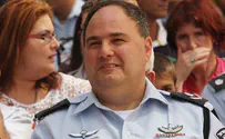 המבקר בודק את טקסי הפרידה לדנינו