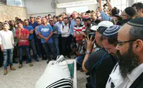 Эмоциональные горькие похороны жертвы автобусного теракта 