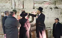 הרב הראשי הדליק נר שלישי בכותל