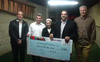 Watch: Arutz Sheva hands your gifts to terror-stricken couple