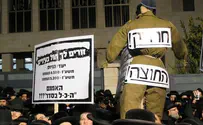 בובת "חייל חרדי" עם פני כלב בהפגנה       
