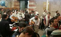 צפו: תפילת הלל ברוב עם במערת המכפלה