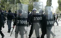 פלאש 90 כוחות משטרה הותקפו מתוך מסגד בהר הבית