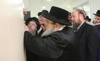 צילום: יח"צ האדמו"ר מבעלז קבע מזוזה ב'הדסה'
