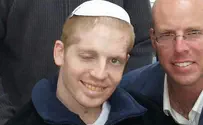 הפצוע אנוש מחייך באירוע משפחתי