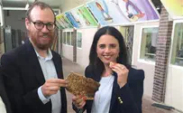 השרה שקד מתכוננת לפסח   