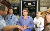השר אקוניס בחברון: רכישת הבתים חוקית
