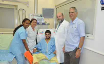 נחש צפע נצמד לרגל עם שיניו ולא הרפה