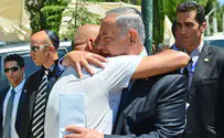 Нетаньяху обнял после конфликта брата жертвы террора