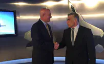 לפיד התנסה בסימולטור מטוס הקרב