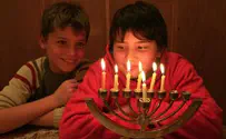 האסירים היהודים ידליקו נרות חנוכה בכלא