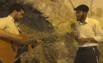 בנו של פוליטיקאי מאפריקה שר בקבר דוד