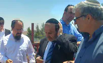 צפו: שר הדתות מסייר בעמונה
