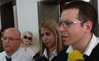 "אדון שפטל נאחז בקרנות המיקרופון"
