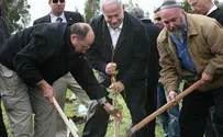 נתניהו נטע עץ בגוש עציון והצהיר: נישאר כאן