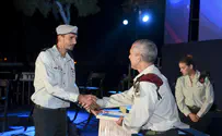 צילום: דובר צה"ל תעודת הוקרה לרס"ם חיים סעדה