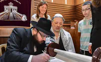 Syrian refugees participate in  Jewish parade in Berlin