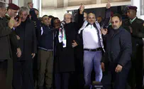 Kissing Mahmoud Abbas