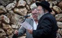 ''גנדי כבש ברגליו את שבילי הארץ''