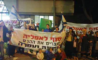 Amona residents 'visit' Finance Minister