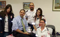 US ambassador gives blood for Israel