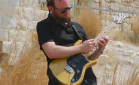 הגיטריסט דודי סתר בקטע אינסטרומנטלי