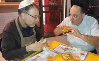 קומיקאי, רב ומבקר נכנסים להמבורגריה