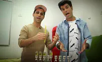 האחים מוסרי מדליקים נר חנוכה
