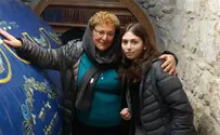 מרים פרץ התרגשה בקבר שמואל הנביא