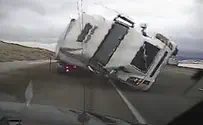 וידיאו: משאית מוחצת ניידת משטרה