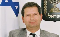אבנים לעבר לשכתו של שופט בית משפט השלום