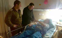 צילום: פייסבוק יוסי דגן ראש המועצה ביקר את החייל הפצוע