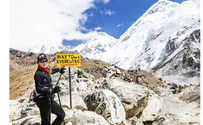 Terrifying volcano eruption forces mountain climbers to flee