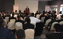 רב צריך להיות חבר?   