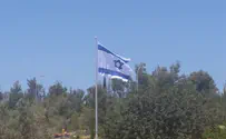 דגל ענק במכינה לזכר התלמיד שנרצח