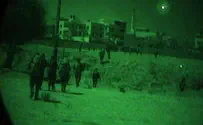 Arabs throw explosives at IDF soldiers