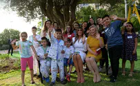 Sara and Melania bring gifts to sick children
