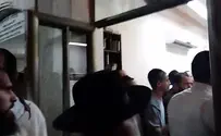 צילום: קבוצת מחאות החרדים הקיצוניים תיעוד: הגיעו לבית הכנסת והותקפו