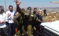תיעוד: קצין זורק רימון הלם על יהודים