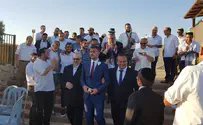 חתונה ראשונה על המרפסת של המדינה